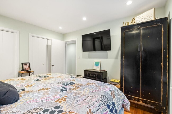 Building Photo - 1710 Summit Pl NW