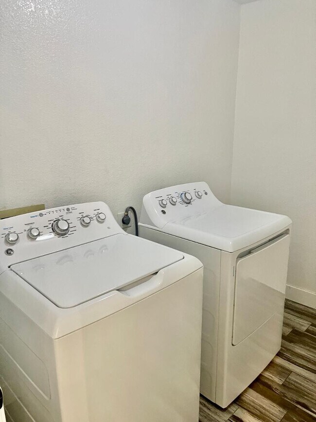 Building Photo - 1732 W Gary Dr