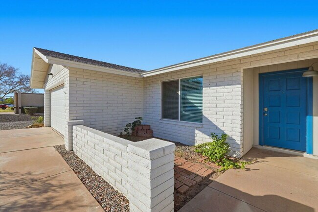 Building Photo - 1056 S Lazona Dr