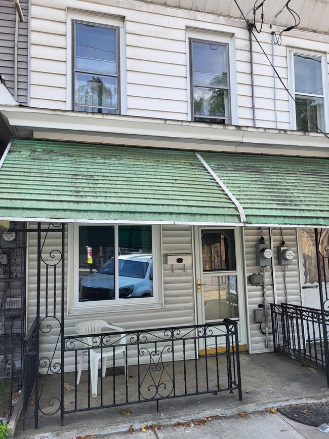 Building Photo - 1218 E Centre St