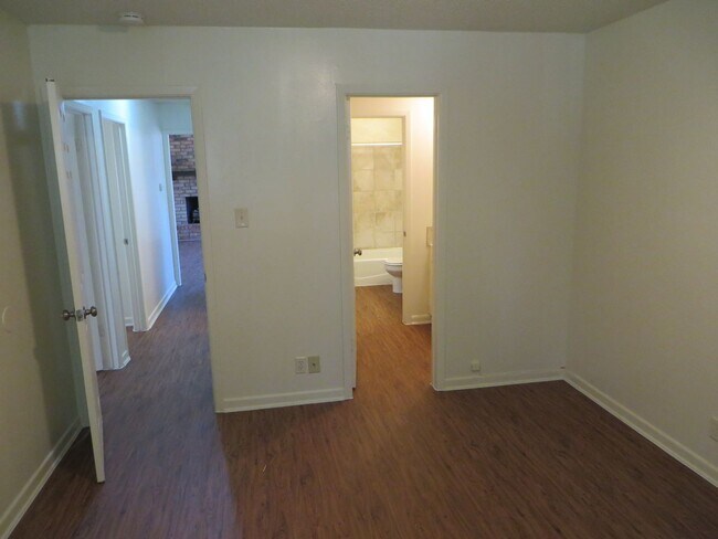 Building Photo - 2 bed 1 bath Duplex in Georgetown