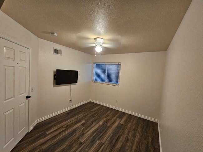 Primary Photo - 1704 Horseshoe Ct