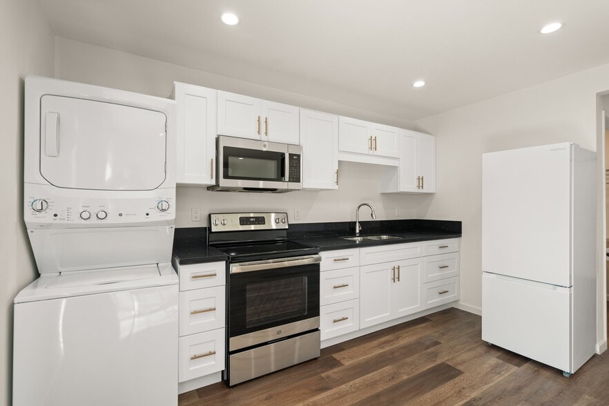 Building Photo - 5136 Hillcrest Dr