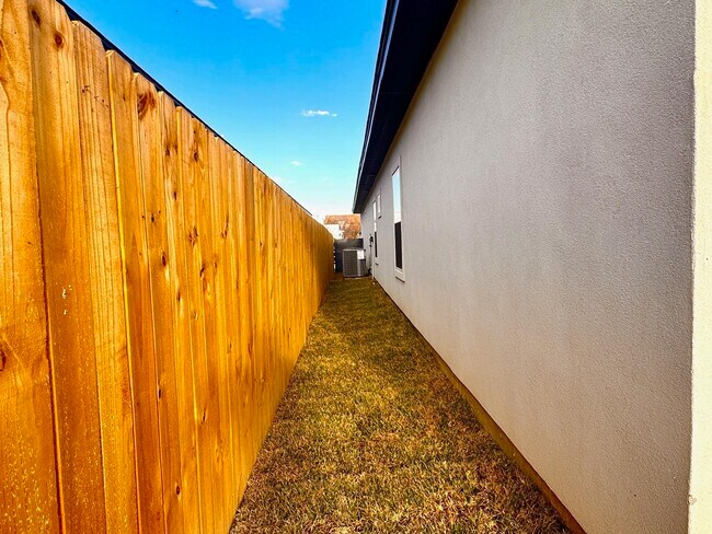 Building Photo - 1012 amezquita Dr