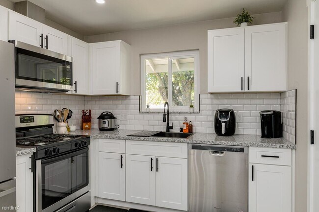 Building Photo - 2 br, 1 bath Duplex - 3944 Apple Blossom W...