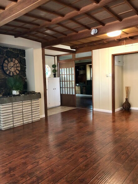 Primary Photo - 2447 Malabar St