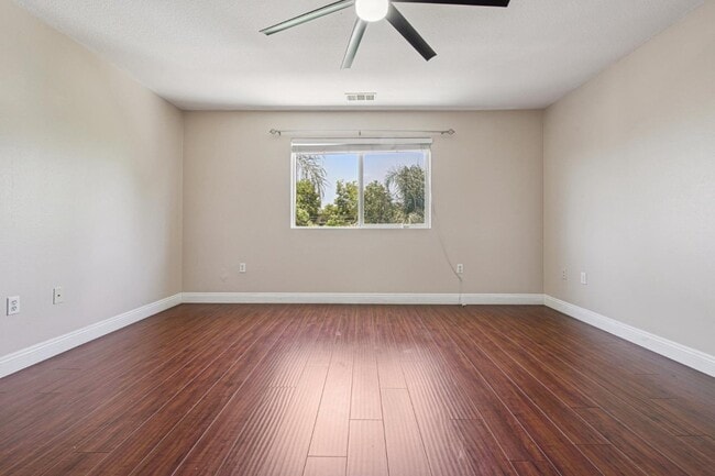 Building Photo - 9449 Hendrix Ln