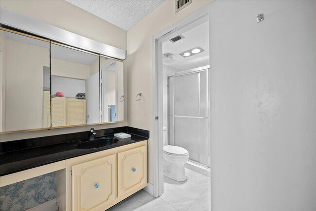 Building Photo - 5440 N Ocean Dr