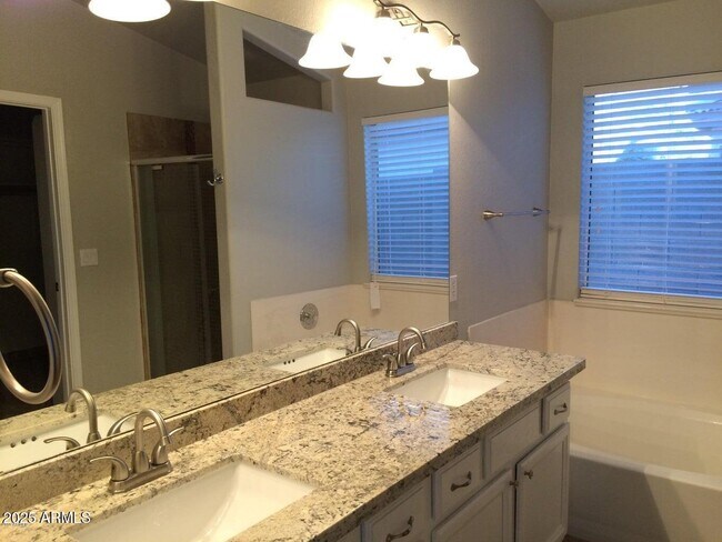 Building Photo - 2240 E Aire Libre Ave