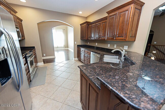 Building Photo - 2709 Summit Dr