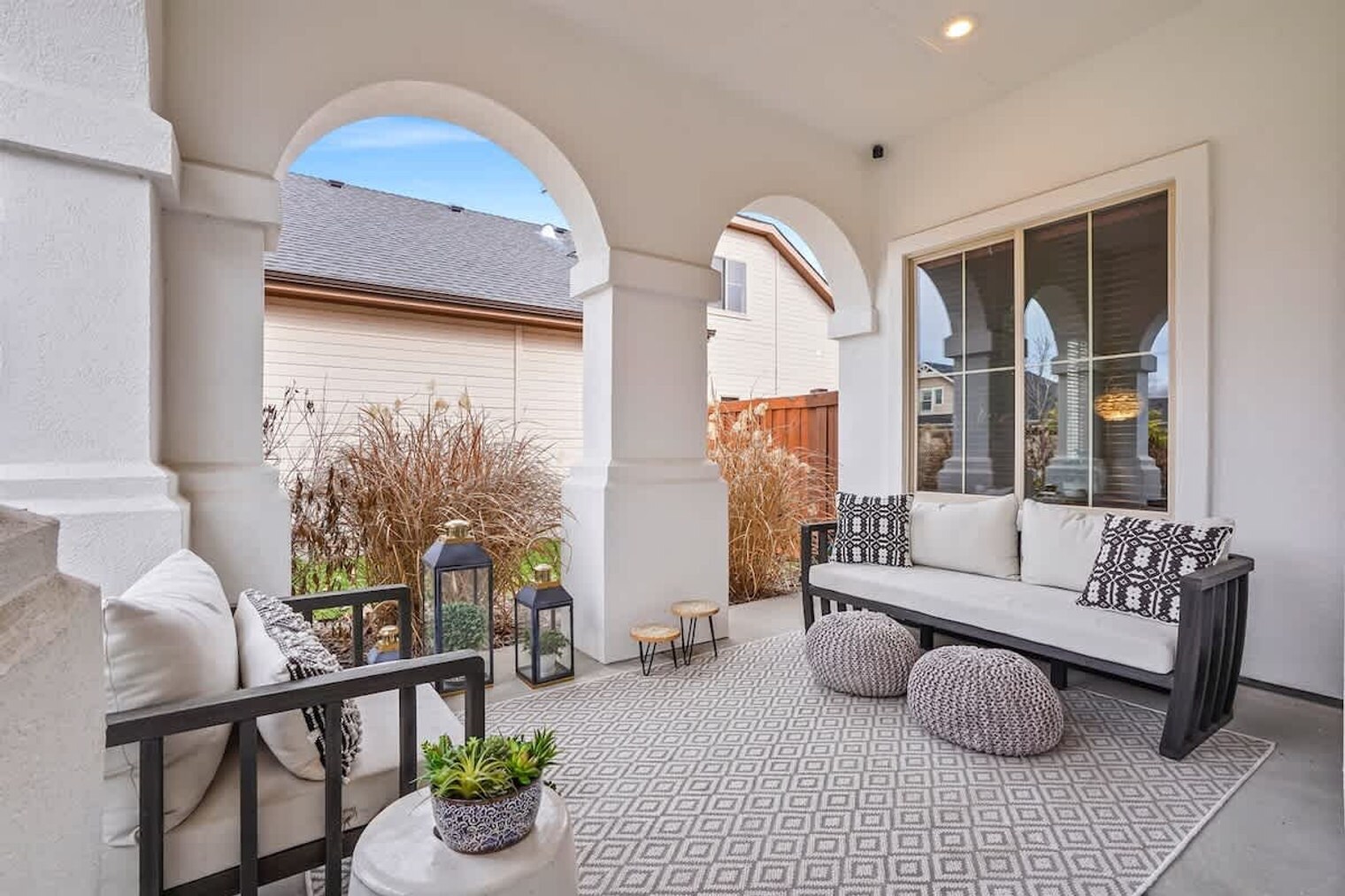 Building Photo - 611 E San Pedro St