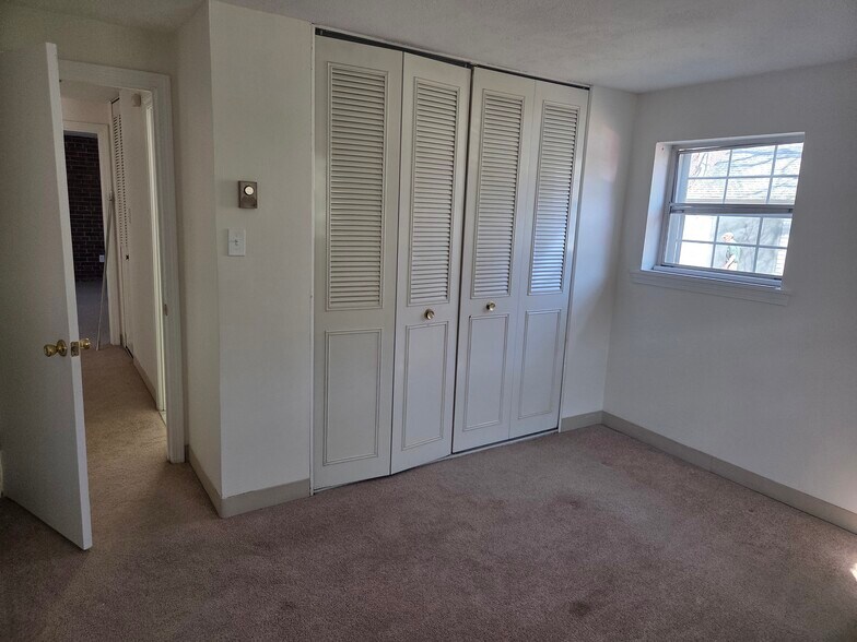 Building Photo - 55 Greentree Ln