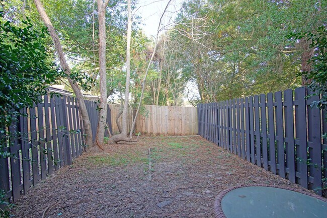 Building Photo - 2 bed 1.5 bath Townhome in West Pensacola~...