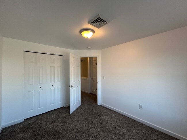 Building Photo - 3 Bedroom / 2.5 Bathroom Townhouse in SW R...