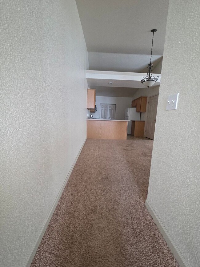 Building Photo - Discover your dream Townhome in Manitowoc!