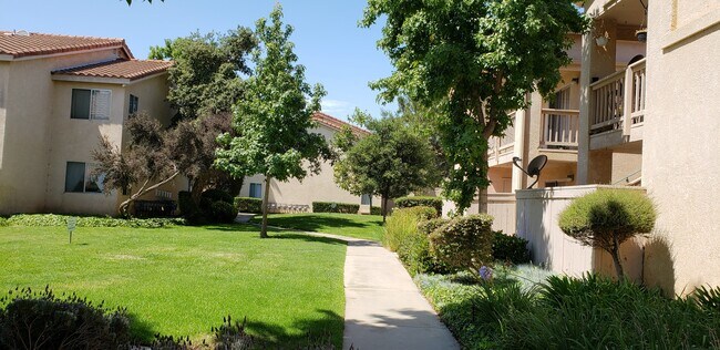 Building Photo - Las Palmas Downstairs Condo