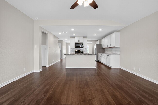 Building Photo - Spacious 5BR Home with Game Room, First-Floor Primary Suite & Appliances Included