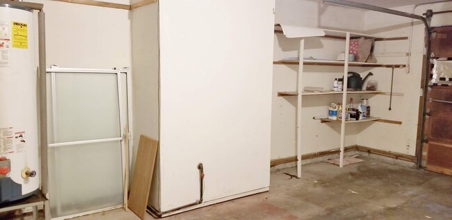 Building Photo - Move in ready - 2 bedroom 1 bath - No pets