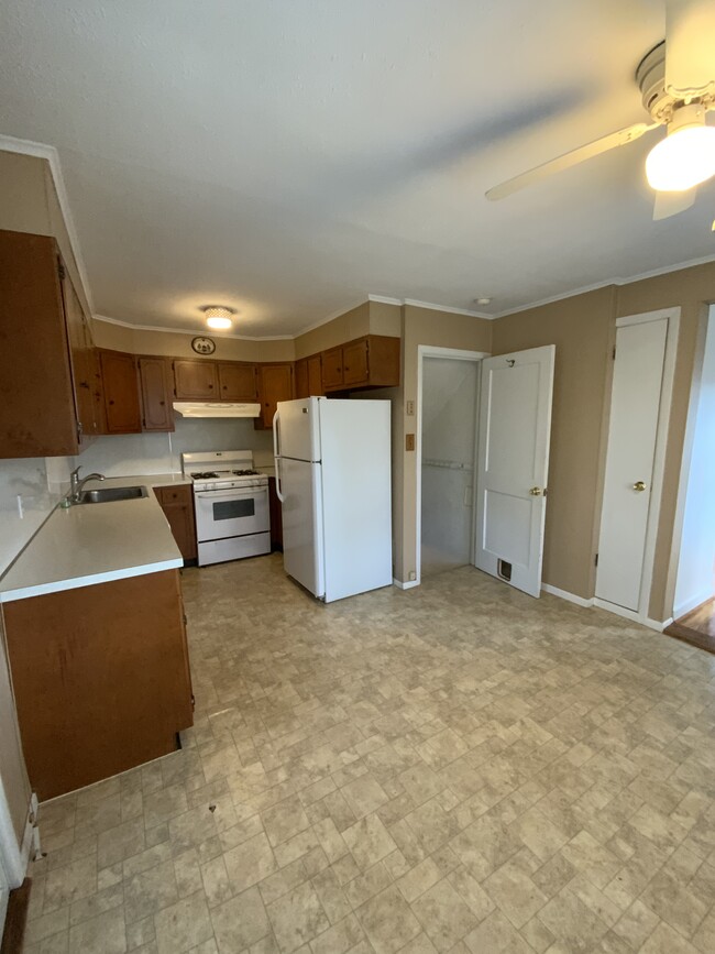 Kitchen - 3916 Rosemont Ave