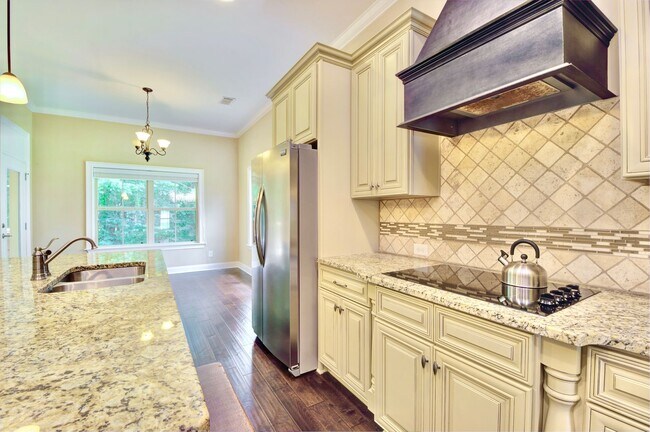 Building Photo - Spacious 4 Bed, 2.5 Bath Home in Desirable...
