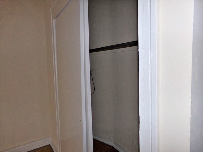 Building Photo - 6812 N Lakewood Ave