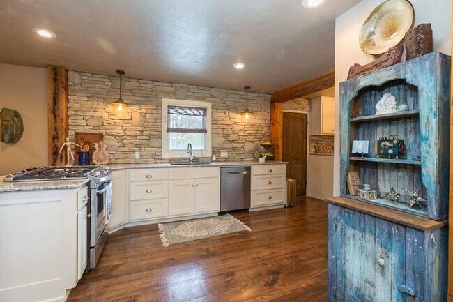 Building Photo - HOME FEATURED IN 417 MAGAZINE in 2018!!!!!...