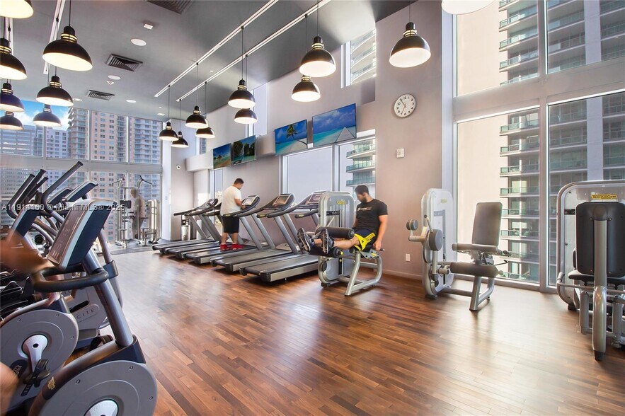 Building Photo - 1300 Brickell Bay Dr