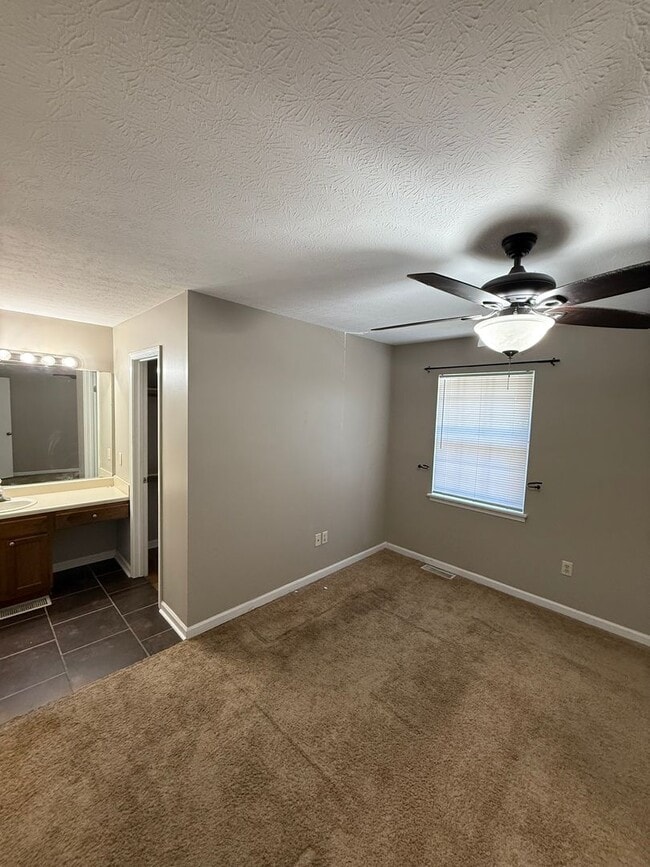 Building Photo - 2 Bed / 1.5 Bath