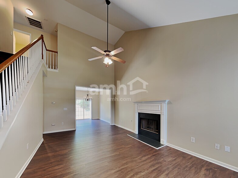 Building Photo - 10 Swenson Ct