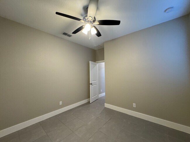 Building Photo - INCREDIBLE 4 Bedroom, 2 Bathroom Home in Poinciana!