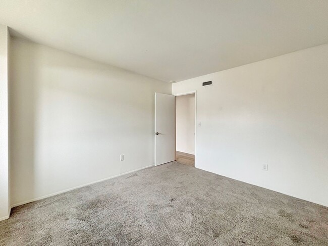 Building Photo - Beautiful 3BD/2.5BA Condo Located in Unive...