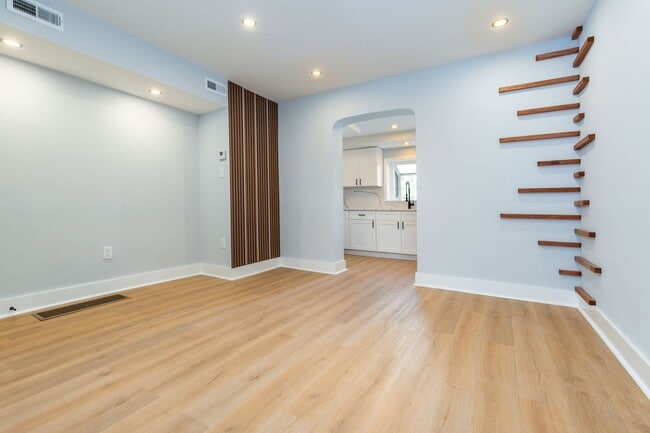 Building Photo - Newly Renovated 2-Bedroom 1-Bathroom Home in Port Richmond Available Now!