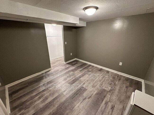 Building Photo - 800 S Willow Dr