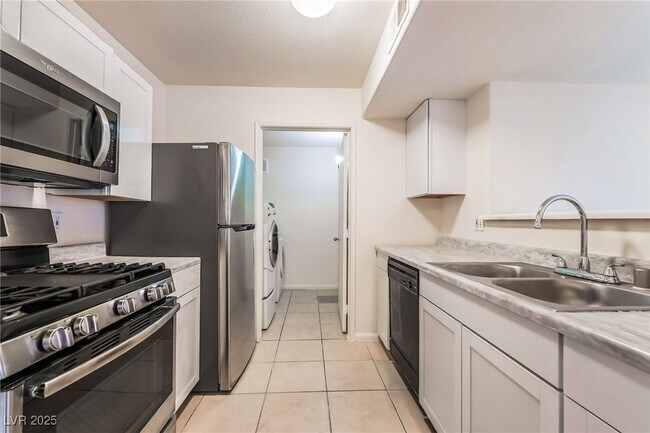 Building Photo - 950 Seven Hills Dr