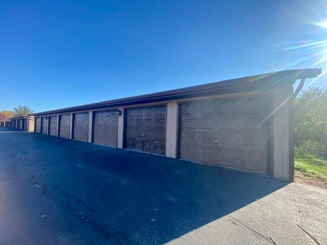 Building Photo - Spacious 1 Bedroom 1 Bath Upper Apartment Available Now!