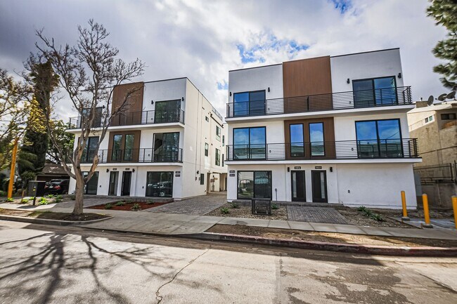 Building Photo - Modern 4 Bed / 3 Bath Townhome with Privat...