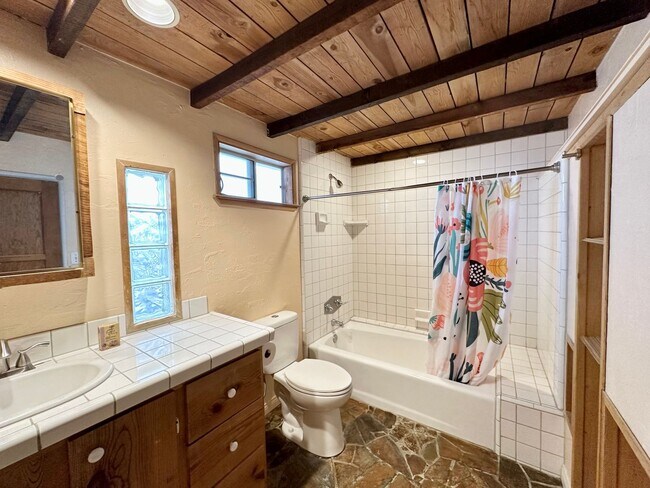 Building Photo - 1 Bed + 1 Bath Cottage | Hollywood By the Sea | Unfurnished