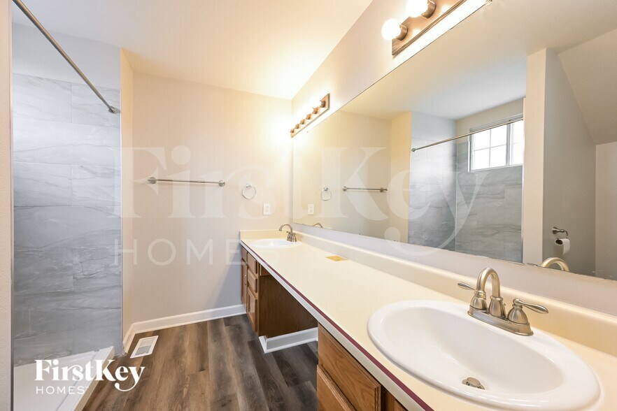 Building Photo - 4950 N Foxtail Dr