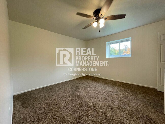Building Photo - Move In Ready Townhome