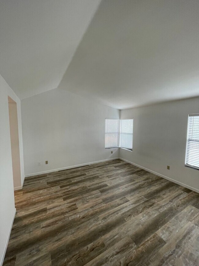 Building Photo - Absolutely stunning remodeled 3 bedroom 2 and half bathroom home in the heart of Mira Mesa!