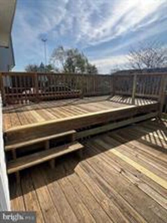 Building Photo - WELL MAINTAINED END UNIT TOWNHOUSE IN FARMBROOK