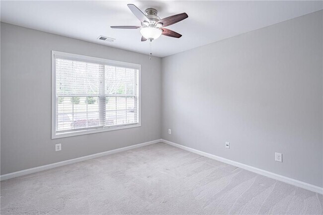 Building Photo - 5660 Crest Hill Dr NE