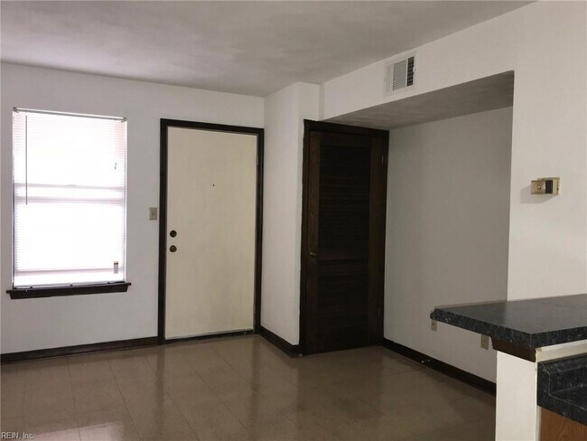 Building Photo - 1049 W 49th St