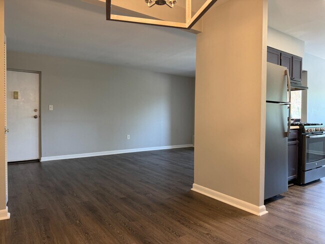 Building Photo - 140 Royal Oak Dr