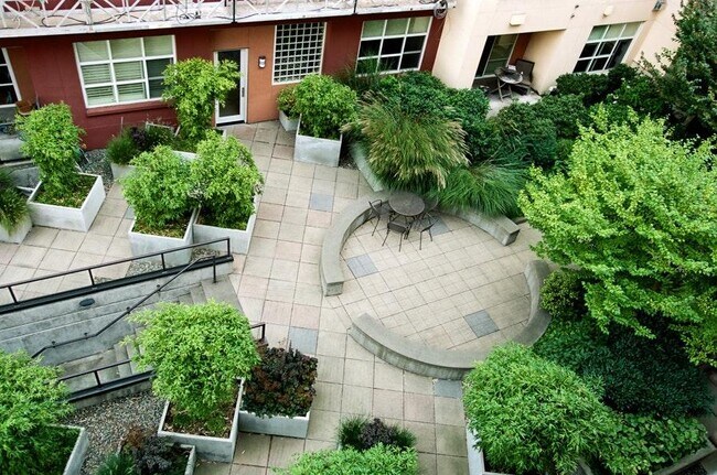 Building Photo - 410 NE 70th St