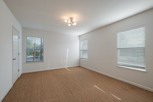 Building Photo - Renovated 1/1 Mid-Century Gem in Historic Monte Vista