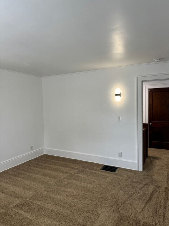 Building Photo - 845 E University Ave