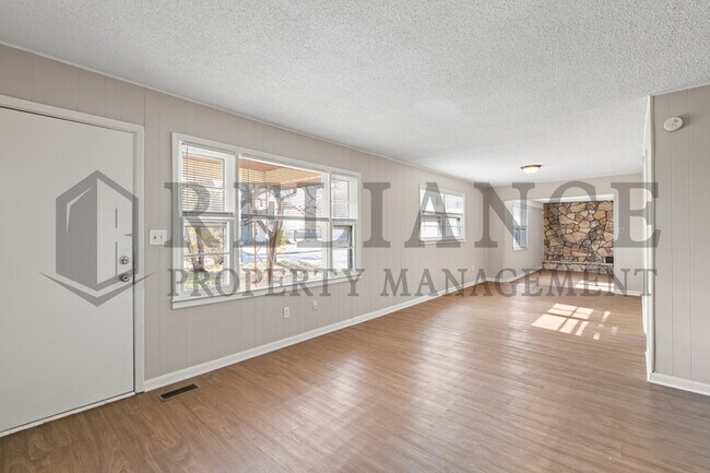 Building Photo - 220 E 44th St S