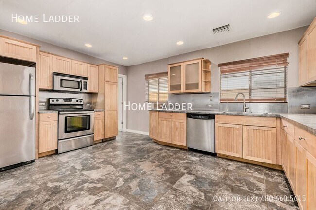 Building Photo - 1338 W Culver St