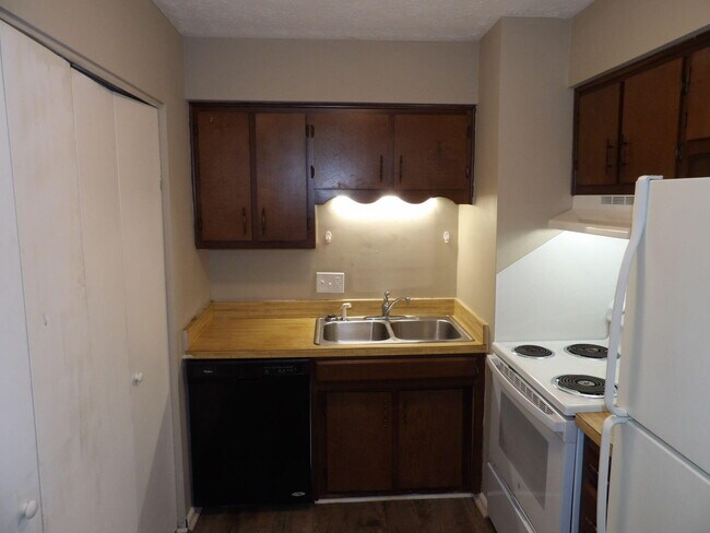 Building Photo - 176 Landings Dr